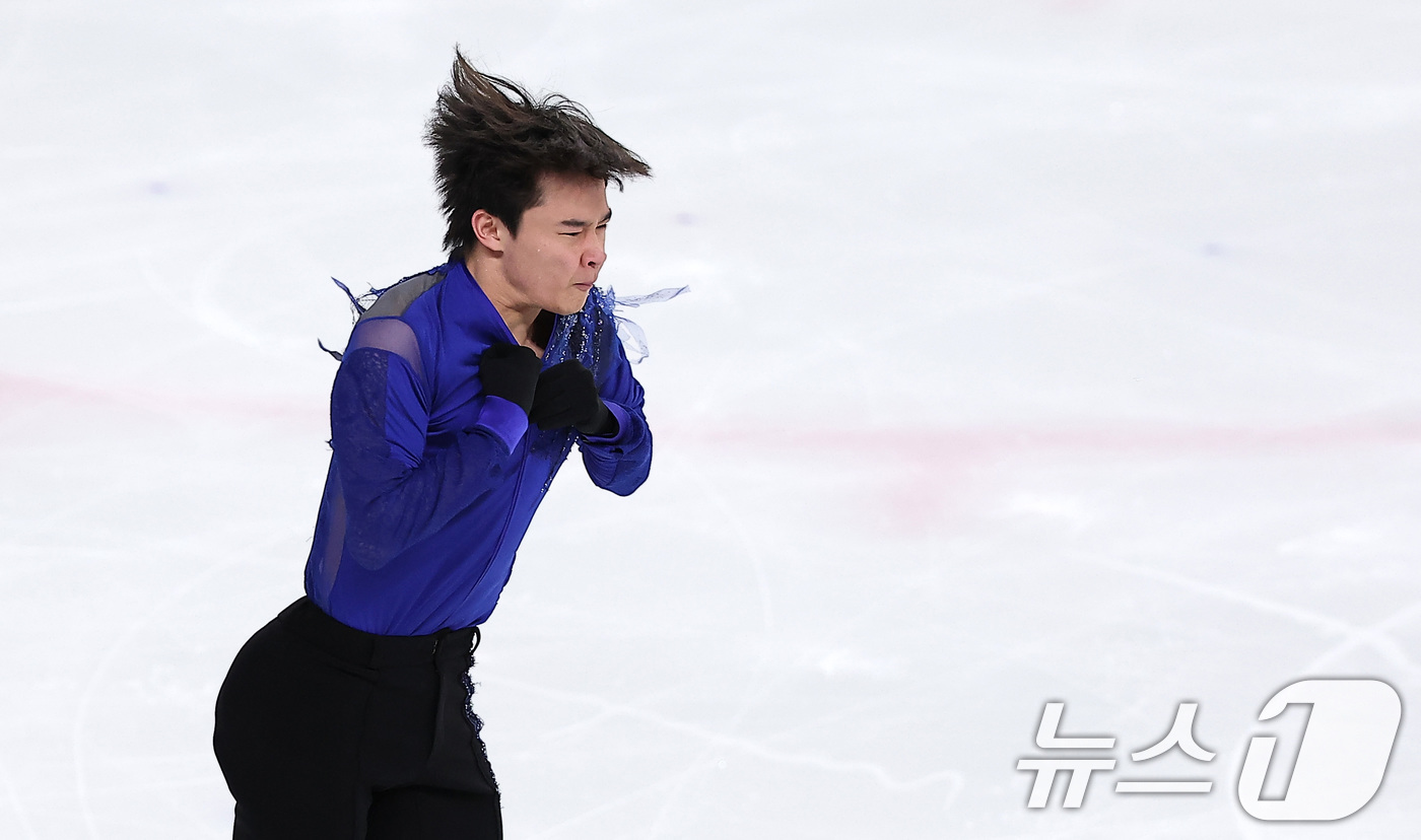 (서울=뉴스1) 김성진 기자 = 피겨스케이팅 선수 김현겸이 3일 서울 양천구 목동 아이스링크에서 열린 제80회 전국남녀 피겨스케이팅 종합선수권대회에서 쇼트 프로그램 연기를 펼치고 …