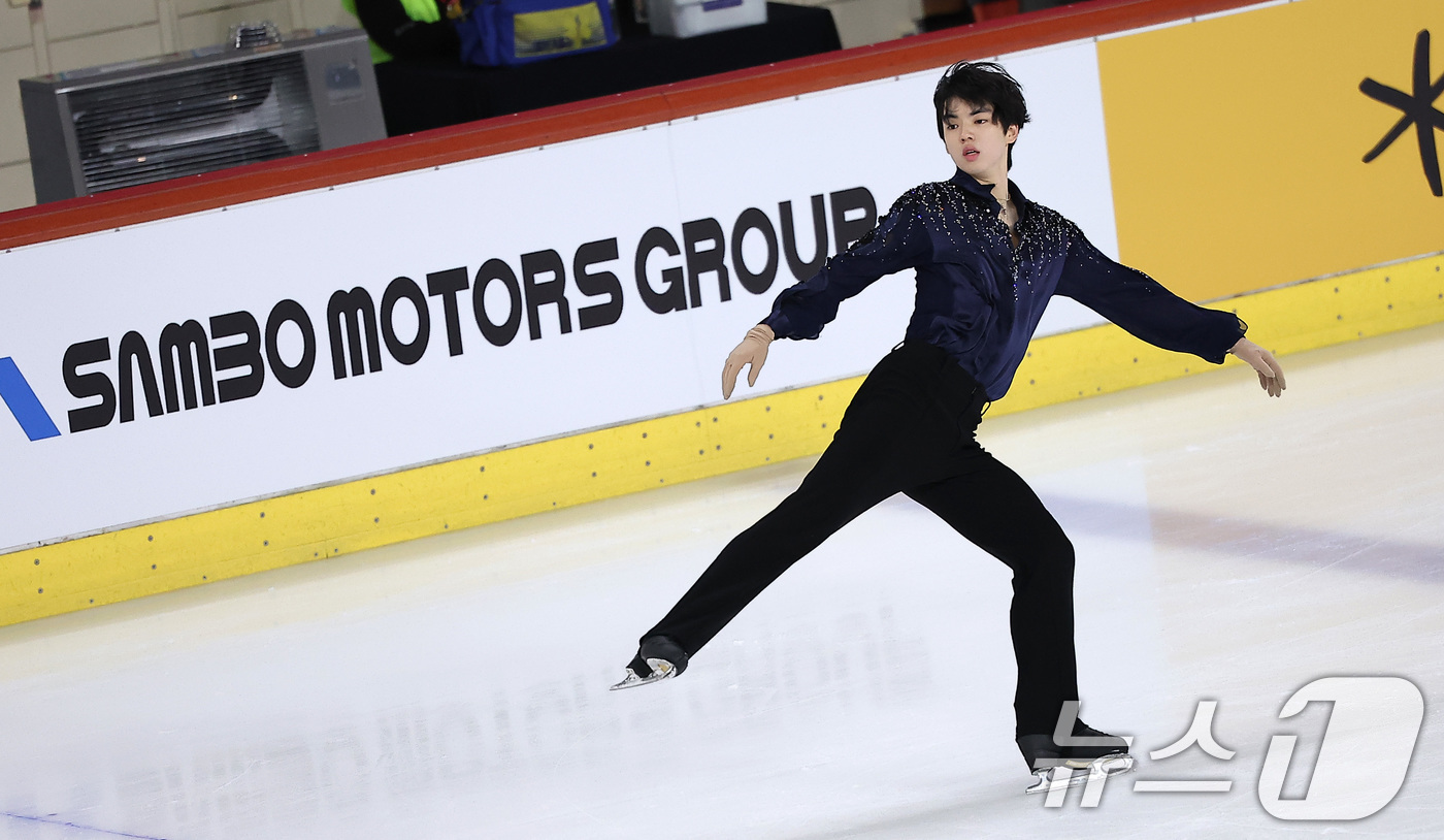 (서울=뉴스1) 김성진 기자 = 피겨스케이팅 선수 차준환이 3일 서울 양천구 목동 아이스링크에서 열린 제80회 전국남녀 피겨스케이팅 종합선수권대회에서 쇼트 프로그램 연기를 펼치고 …