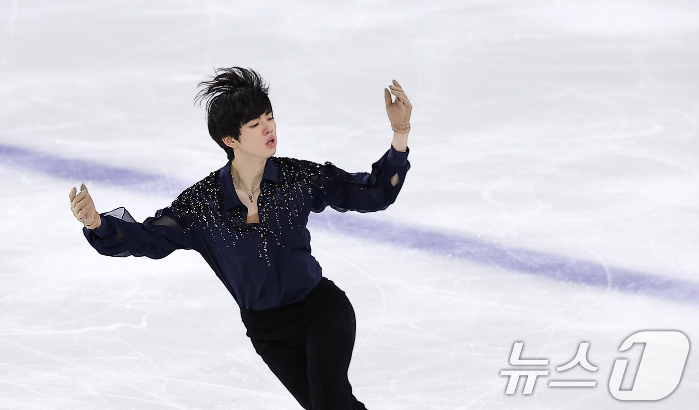 (서울=뉴스1) 김성진 기자 = 피겨스케이팅 선수 차준환이 3일 서울 양천구 목동 아이스링크에서 열린 제80회 전국남녀 피겨스케이팅 종합선수권대회에서 쇼트 프로그램 연기를 펼치고 …