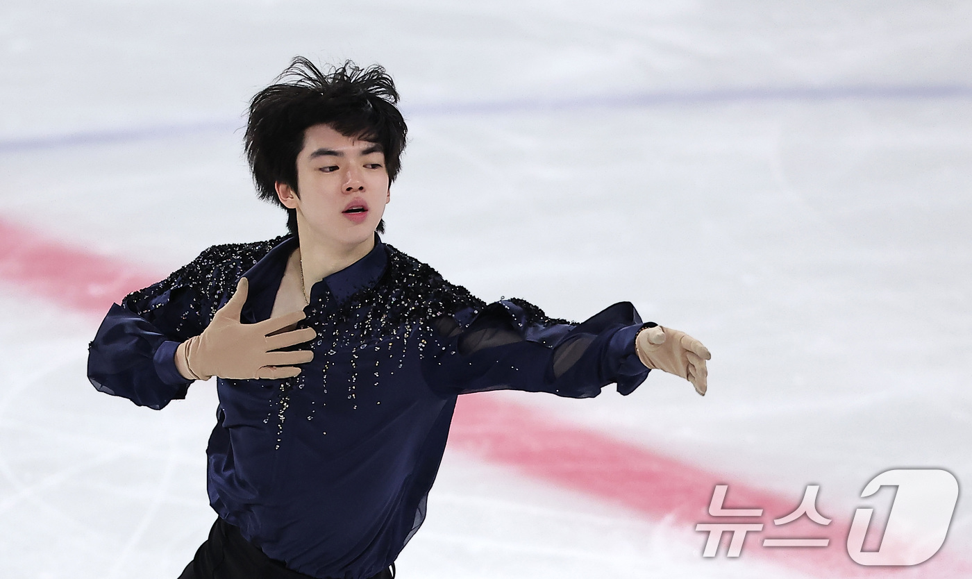(서울=뉴스1) 김성진 기자 = 피겨스케이팅 선수 차준환이 3일 서울 양천구 목동 아이스링크에서 열린 제80회 전국남녀 피겨스케이팅 종합선수권대회에서 쇼트 프로그램 연기를 펼치고 …