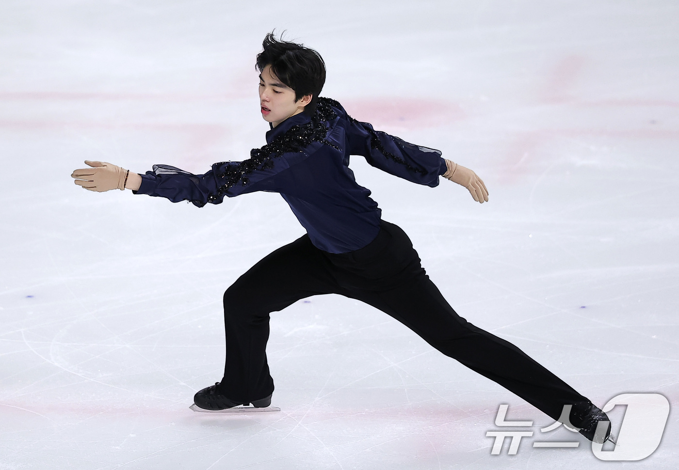 (서울=뉴스1) 김성진 기자 = 피겨스케이팅 선수 차준환이 3일 서울 양천구 목동 아이스링크에서 열린 제80회 전국남녀 피겨스케이팅 종합선수권대회에서 쇼트 프로그램 연기를 펼치고 …