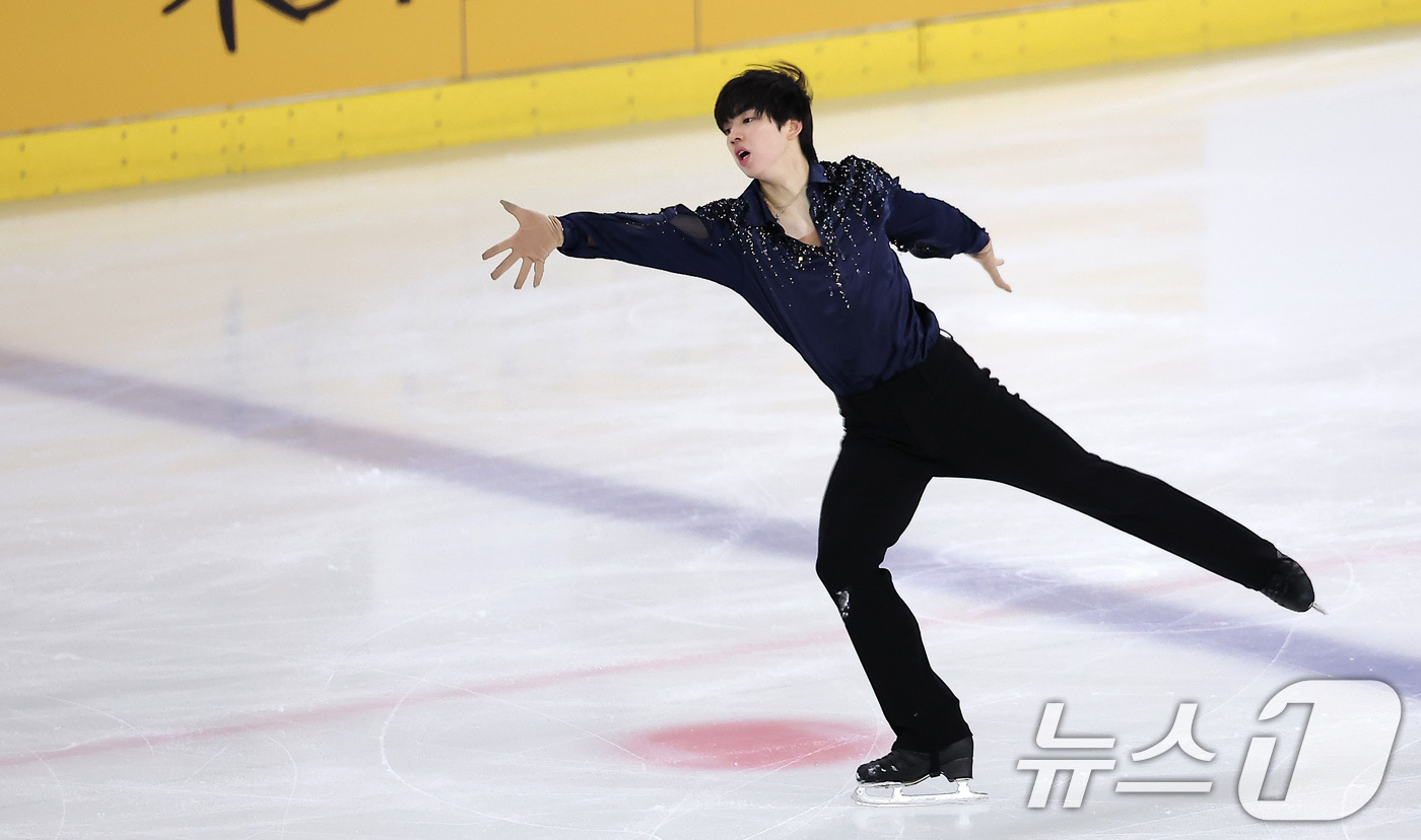 (서울=뉴스1) 김성진 기자 = 피겨스케이팅 선수 차준환이 3일 서울 양천구 목동 아이스링크에서 열린 제80회 전국남녀 피겨스케이팅 종합선수권대회에서 쇼트 프로그램 연기를 펼치고 …