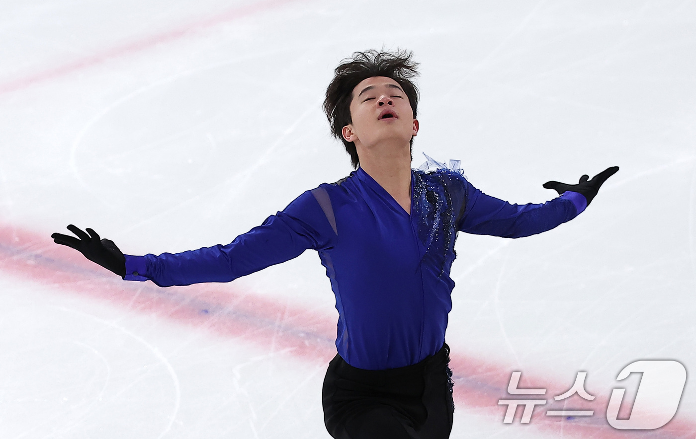 (서울=뉴스1) 김성진 기자 = 피겨스케이팅 선수 김현겸이 3일 서울 양천구 목동 아이스링크에서 열린 제80회 전국남녀 피겨스케이팅 종합선수권대회에서 쇼트 프로그램 연기를 펼치고 …