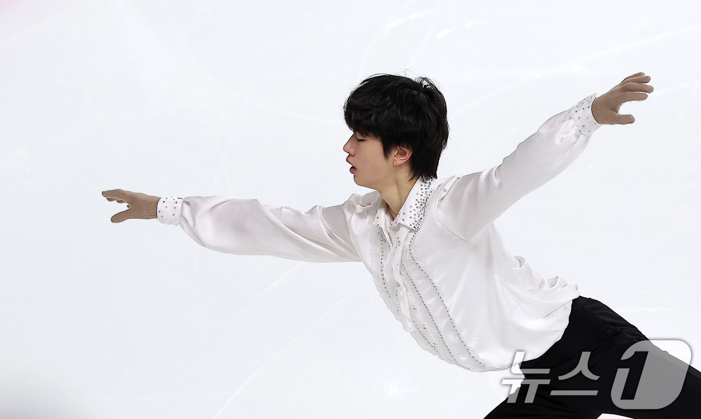 (서울=뉴스1) 김성진 기자 = 피겨스케이팅 선수 이재근이 3일 서울 양천구 목동 아이스링크에서 열린 제80회 전국남녀 피겨스케이팅 종합선수권대회에서 쇼트 프로그램 연기를 펼치고 …