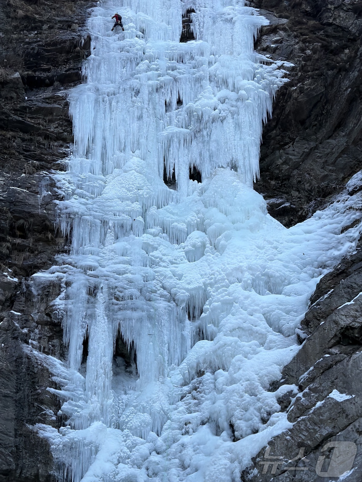 (춘천=뉴스1) 한귀섭 기자 = 연일 추위가 이어진 3일 강원 춘천 남산면 구곡폭포가 꽁꽁 얼어있다. 2026.1.3/뉴스1