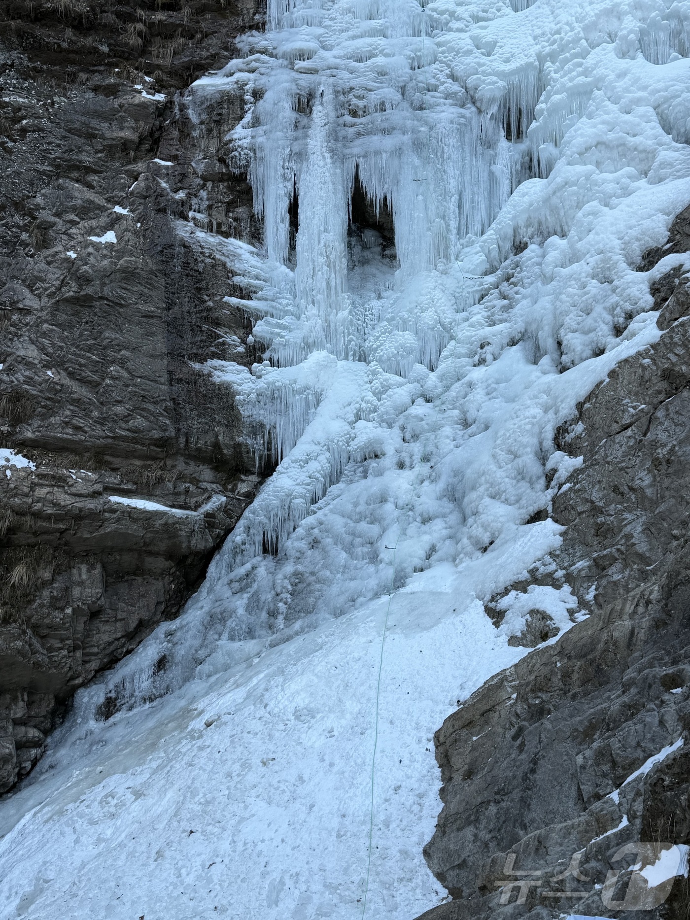 (춘천=뉴스1) 한귀섭 기자 = 연일 추위가 이어진 3일 강원 춘천 남산면 구곡폭포가 꽁꽁 얼어있다. 2026.1.3/뉴스1