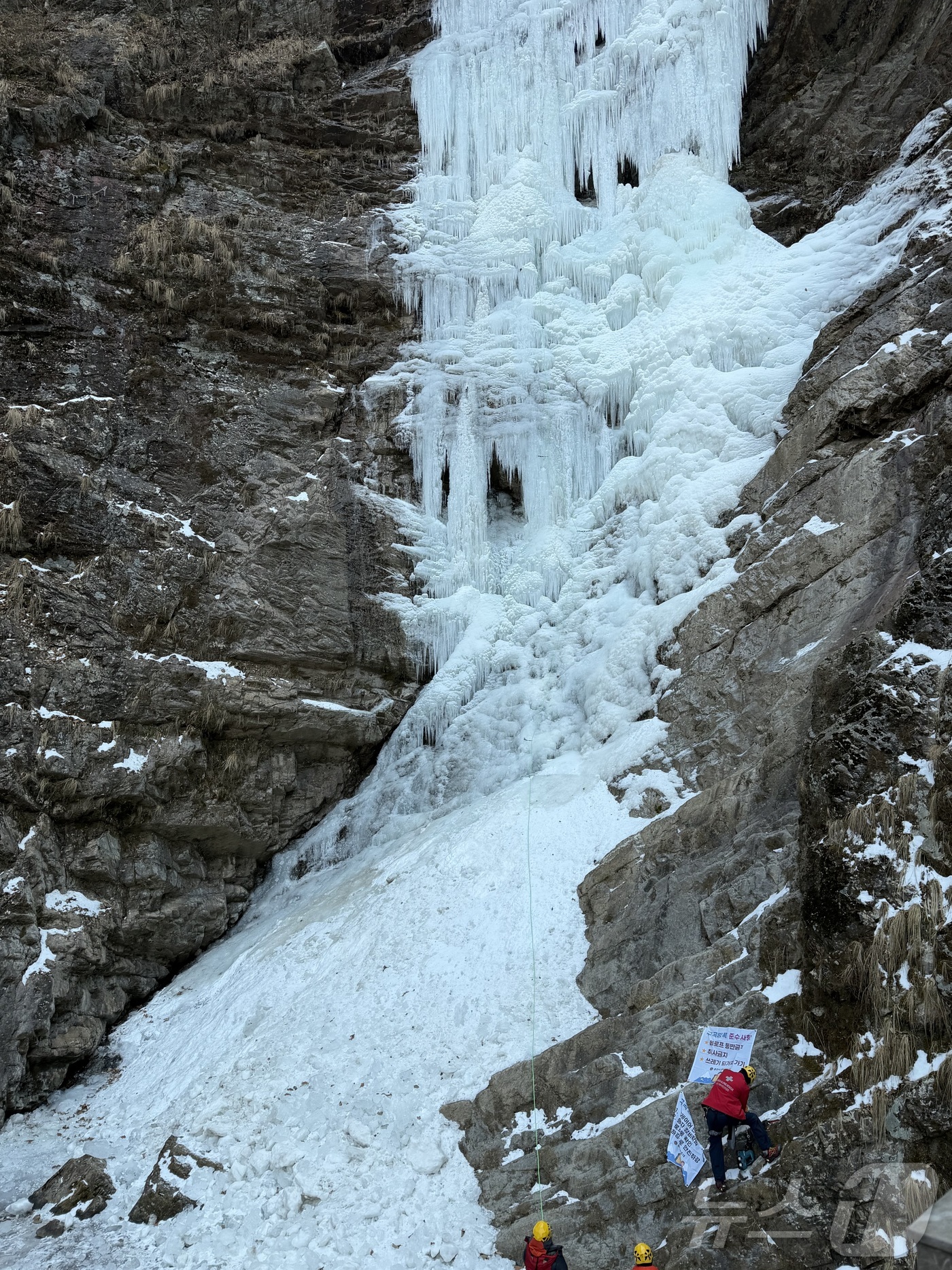 (춘천=뉴스1) 한귀섭 기자 = 연일 추위가 이어진 3일 강원 춘천 남산면 구곡폭포가 꽁꽁 얼어있다. 2026.1.3/뉴스1