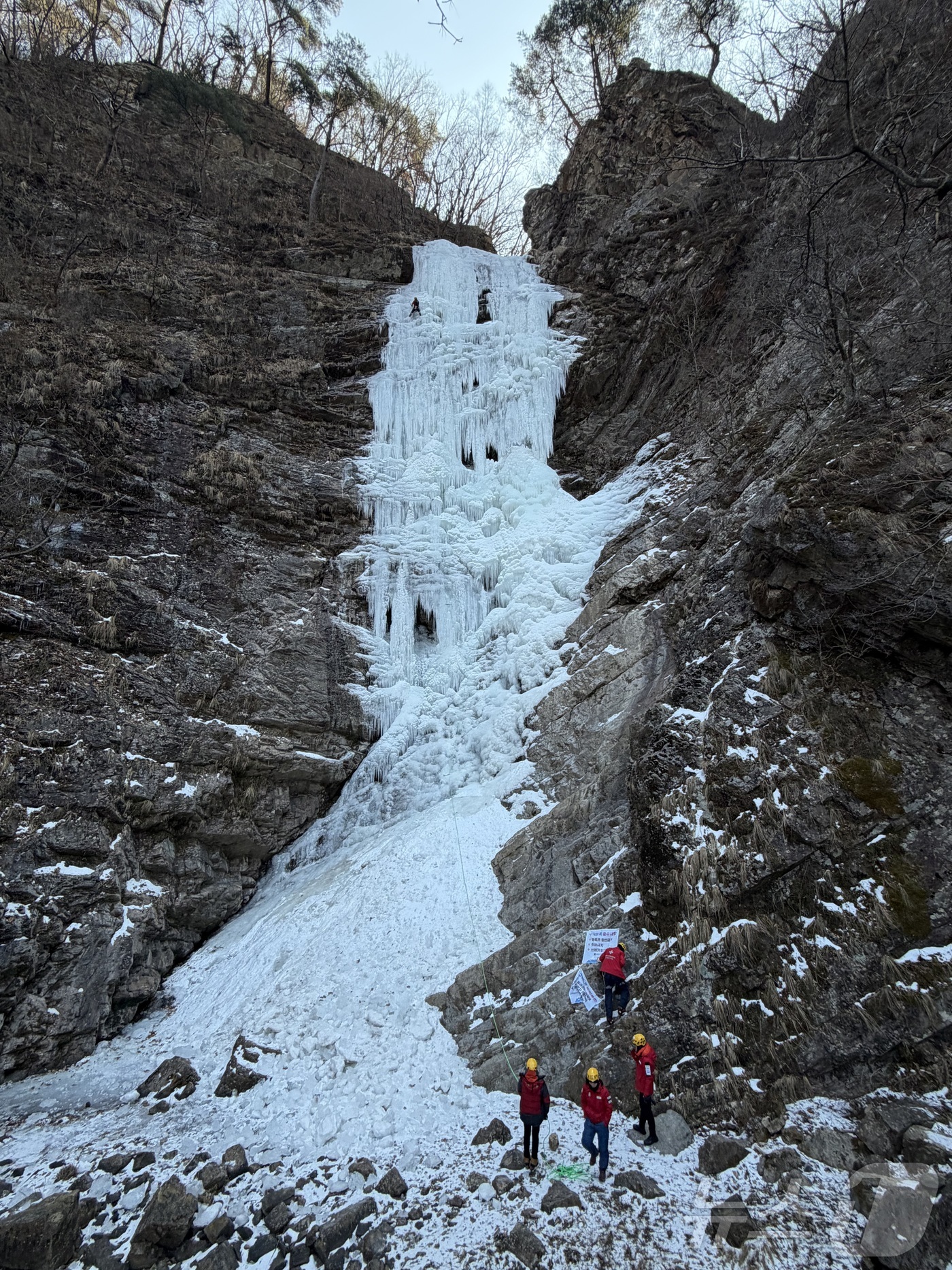 (춘천=뉴스1) 한귀섭 기자 = 연일 추위가 이어진 3일 강원 춘천 남산면 구곡폭포가 꽁꽁 얼어있다. 2026.1.3/뉴스1
