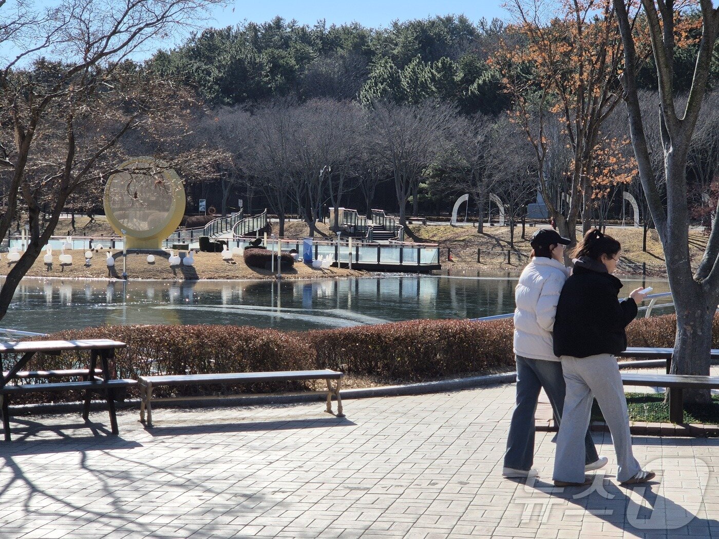 본문 이미지 - 3일 낮 12시께 울산 시민들이 남구 울산대공원에서 산책하고 있다.2026.1.3. /뉴스1 ⓒNews1  박정현 기자