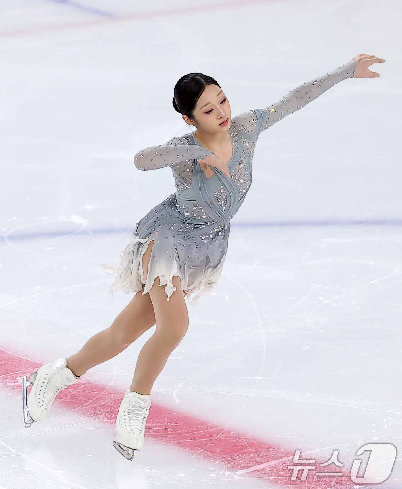 (서울=뉴스1) 김성진 기자 = 피겨스케이팅 선수 신지아가 3일 서울 양천구 목동 아이스링크에서 열린 제80회 전국남녀 피겨스케이팅 종합선수권대회에서 쇼트 프로그램 연기를 펼치고 …