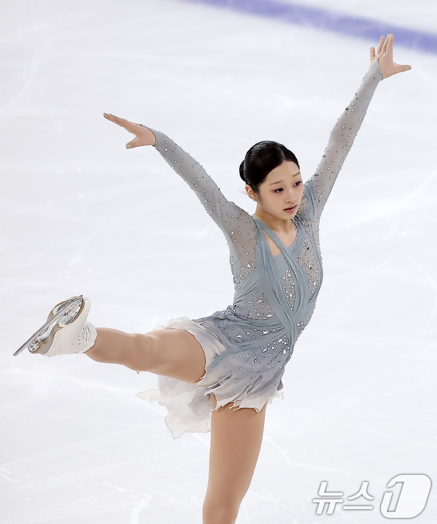 (서울=뉴스1) 김성진 기자 = 피겨스케이팅 선수 신지아가 3일 서울 양천구 목동 아이스링크에서 열린 제80회 전국남녀 피겨스케이팅 종합선수권대회에서 쇼트 프로그램 연기를 펼치고 …