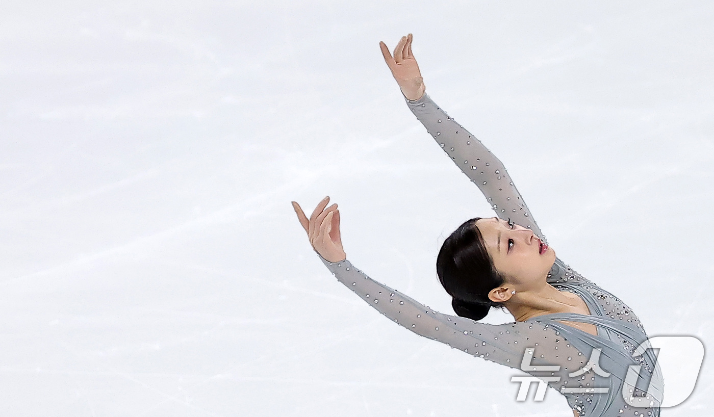 (서울=뉴스1) 김성진 기자 = 피겨스케이팅 선수 신지아가 3일 서울 양천구 목동 아이스링크에서 열린 제80회 전국남녀 피겨스케이팅 종합선수권대회에서 쇼트 프로그램 연기를 펼치고 …