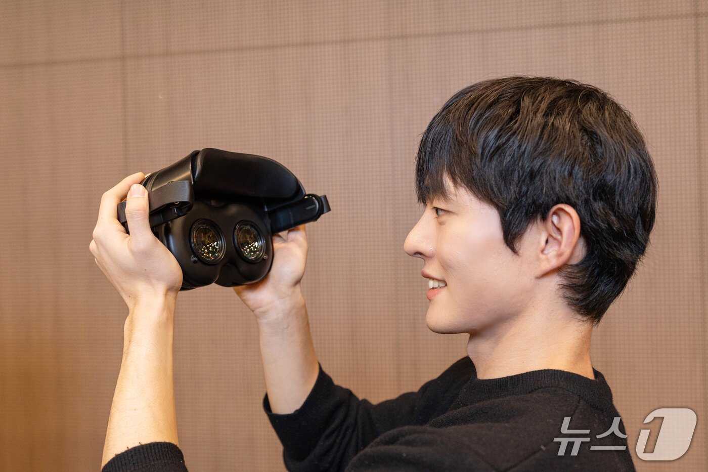 본문 이미지 -  삼성디스플레이가 오는 6~9일 미국 라스베이거스에서 개최되는 'CES 2026' 기간 고객 대상 프라이빗 전시에서 선보일 1.4형 5,000PPI 성능의 RGB 올레도스 헤드셋 데모제품 (사진제공 = 삼성디스플레이)