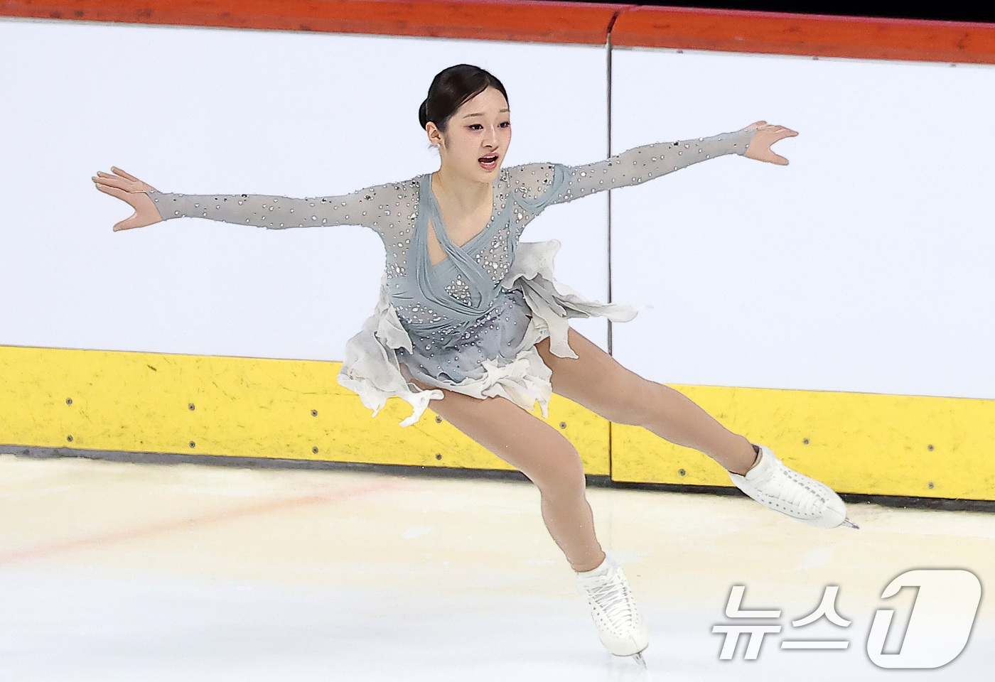 (서울=뉴스1) 김성진 기자 = 피겨스케이팅 선수 신지아가 3일 서울 양천구 목동 아이스링크에서 열린 제80회 전국남녀 피겨스케이팅 종합선수권대회에서 쇼트 프로그램 연기를 펼치고 …