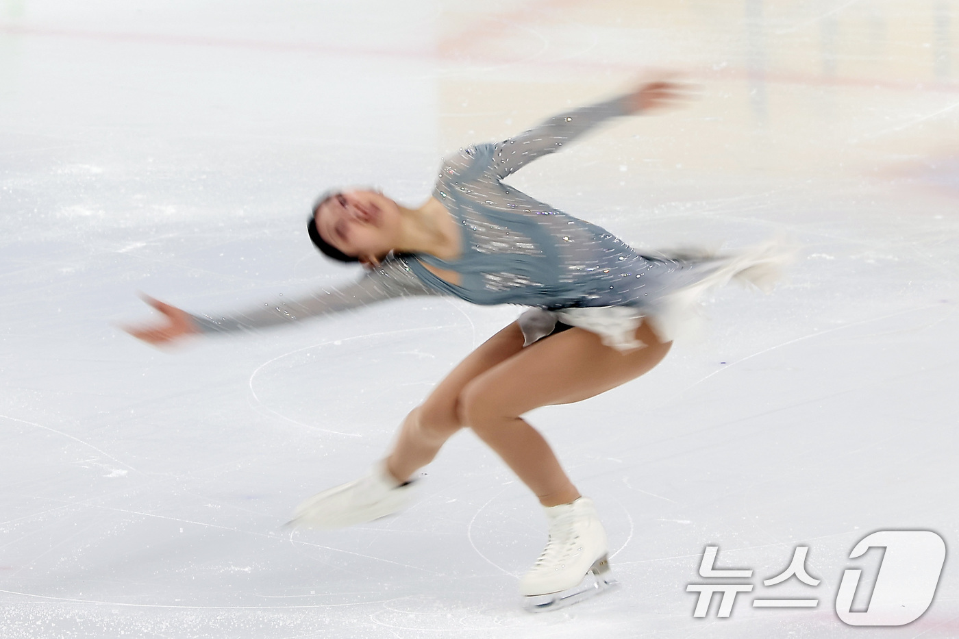 (서울=뉴스1) 김성진 기자 = 피겨스케이팅 선수 신지아가 3일 서울 양천구 목동 아이스링크에서 열린 제80회 전국남녀 피겨스케이팅 종합선수권대회에서 쇼트 프로그램 연기를 펼치고 …