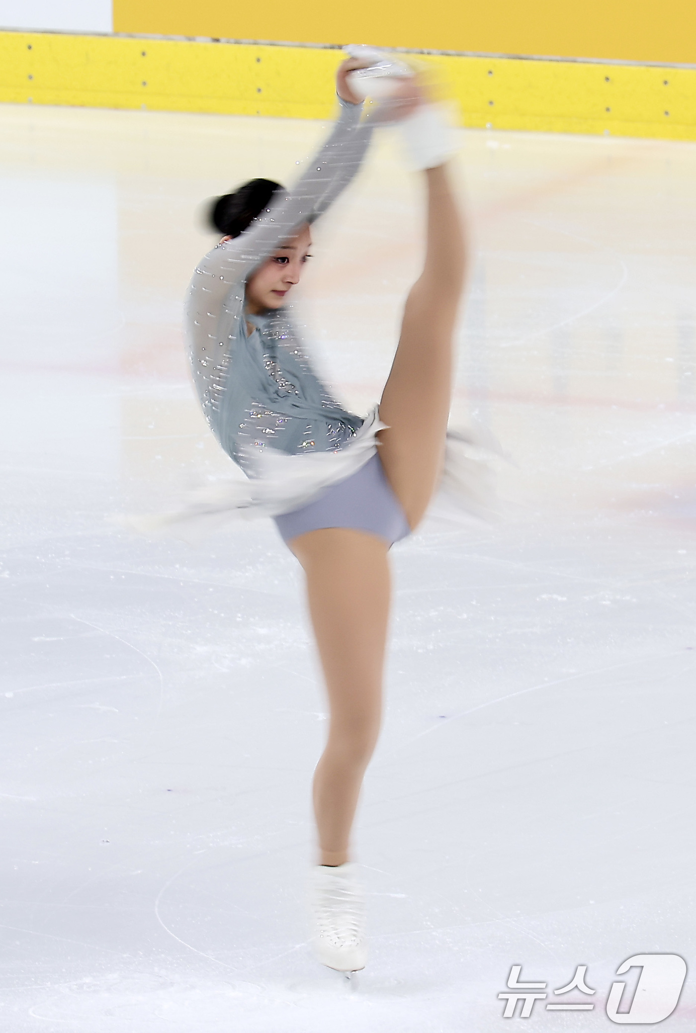 (서울=뉴스1) 김성진 기자 = 피겨스케이팅 선수 신지아가 3일 서울 양천구 목동 아이스링크에서 열린 제80회 전국남녀 피겨스케이팅 종합선수권대회에서 쇼트 프로그램 연기를 펼치고 …