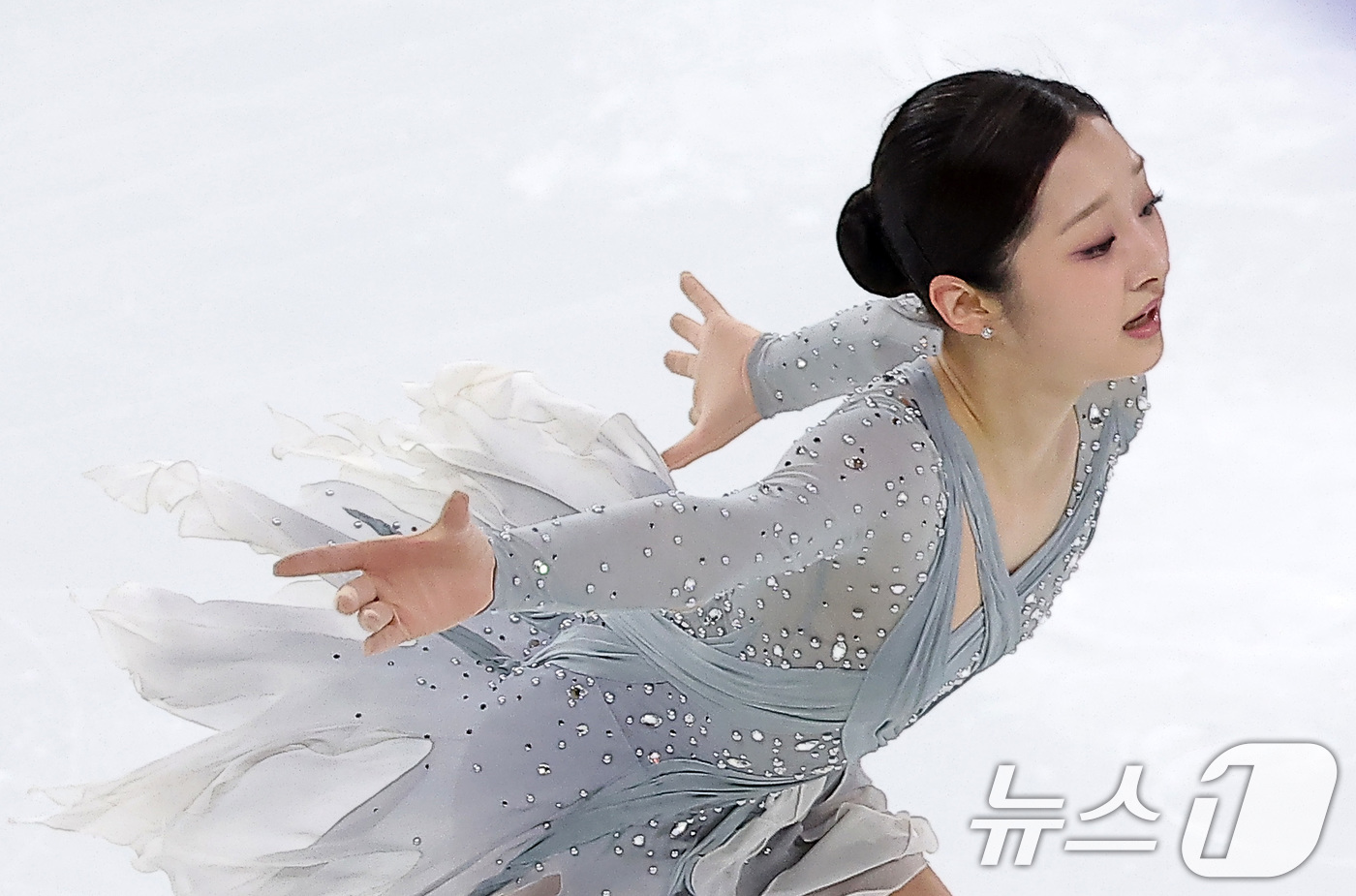 (서울=뉴스1) 김성진 기자 = 피겨스케이팅 선수 신지아가 3일 서울 양천구 목동 아이스링크에서 열린 제80회 전국남녀 피겨스케이팅 종합선수권대회에서 쇼트 프로그램 연기를 펼치고 …