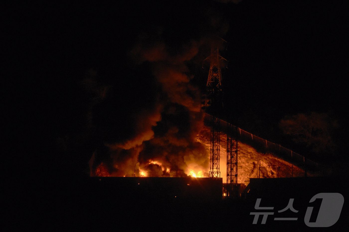 (카라카스 AFP=뉴스1) 양은하 기자 = 3일(현지시간) 베네수엘라 수도 카라카스에서 연쇄 폭발이 발생한 이후 베네수엘라 최대의 군사 시설인 푸에르테 티우나에서 발생한 화재 현장 …
