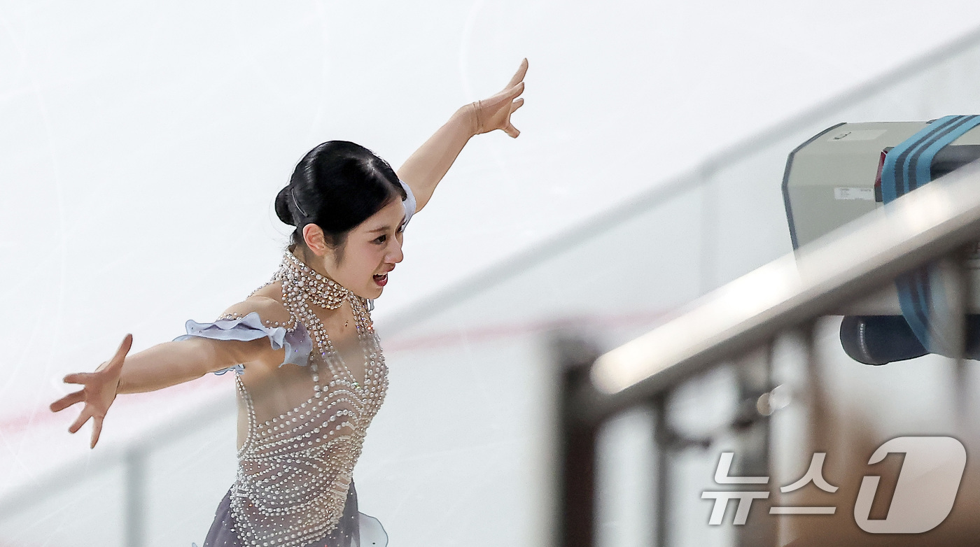 (서울=뉴스1) 김성진 기자 = 피겨스케이팅 선수 이해인이 3일 서울 양천구 목동 아이스링크에서 열린 제80회 전국남녀 피겨스케이팅 종합선수권대회에서 쇼트 프로그램 연기를 펼치고 …