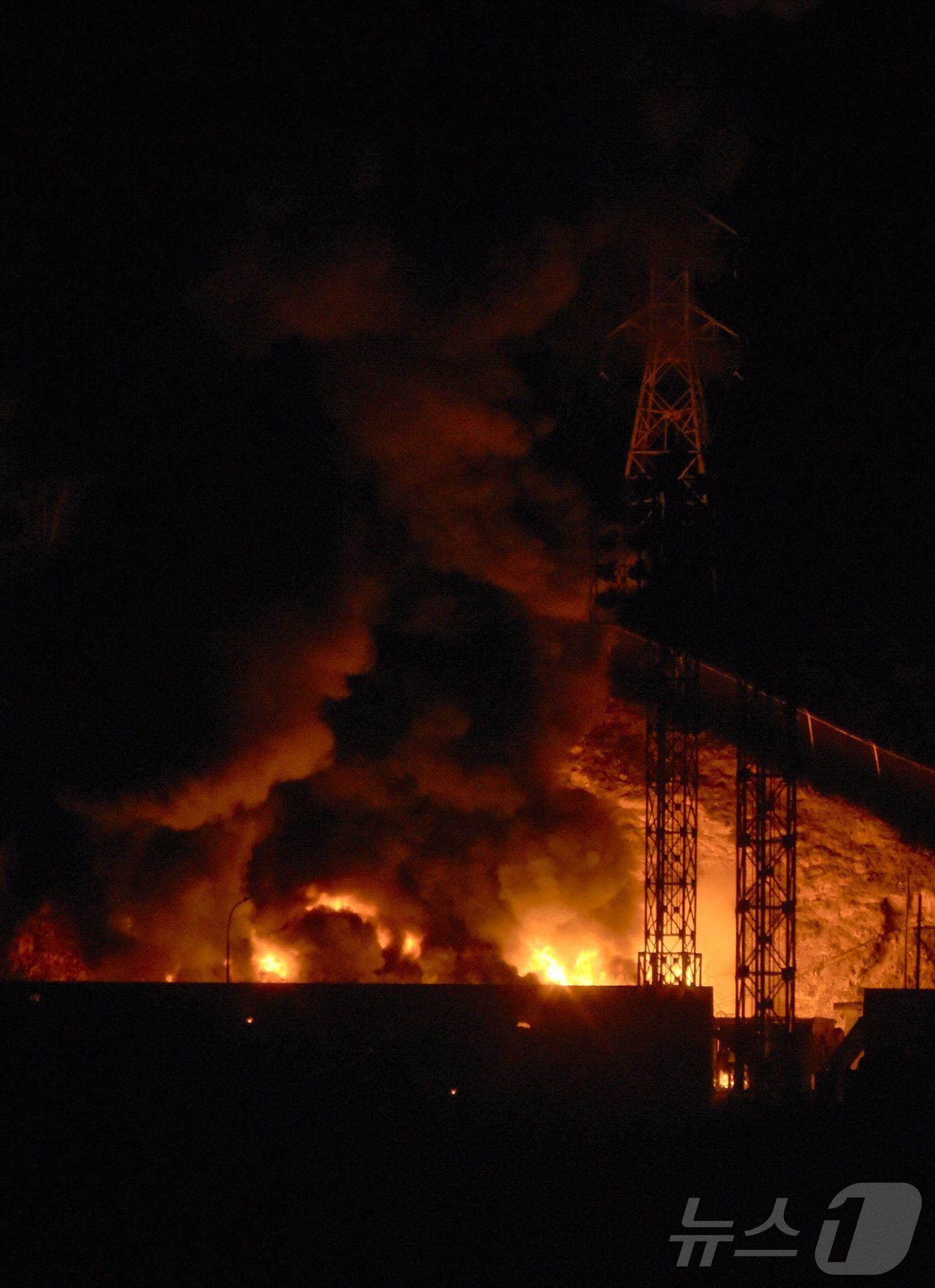 (AFP=뉴스1) = 3일(현지시간) 베네수엘라 수도 카라카스에서 연쇄 폭발이 발생한 이후 베네수엘라 최대의 군사 시설인 푸에르테 티우나에서 불길이 치솟고 있다. 2025.1.3 …