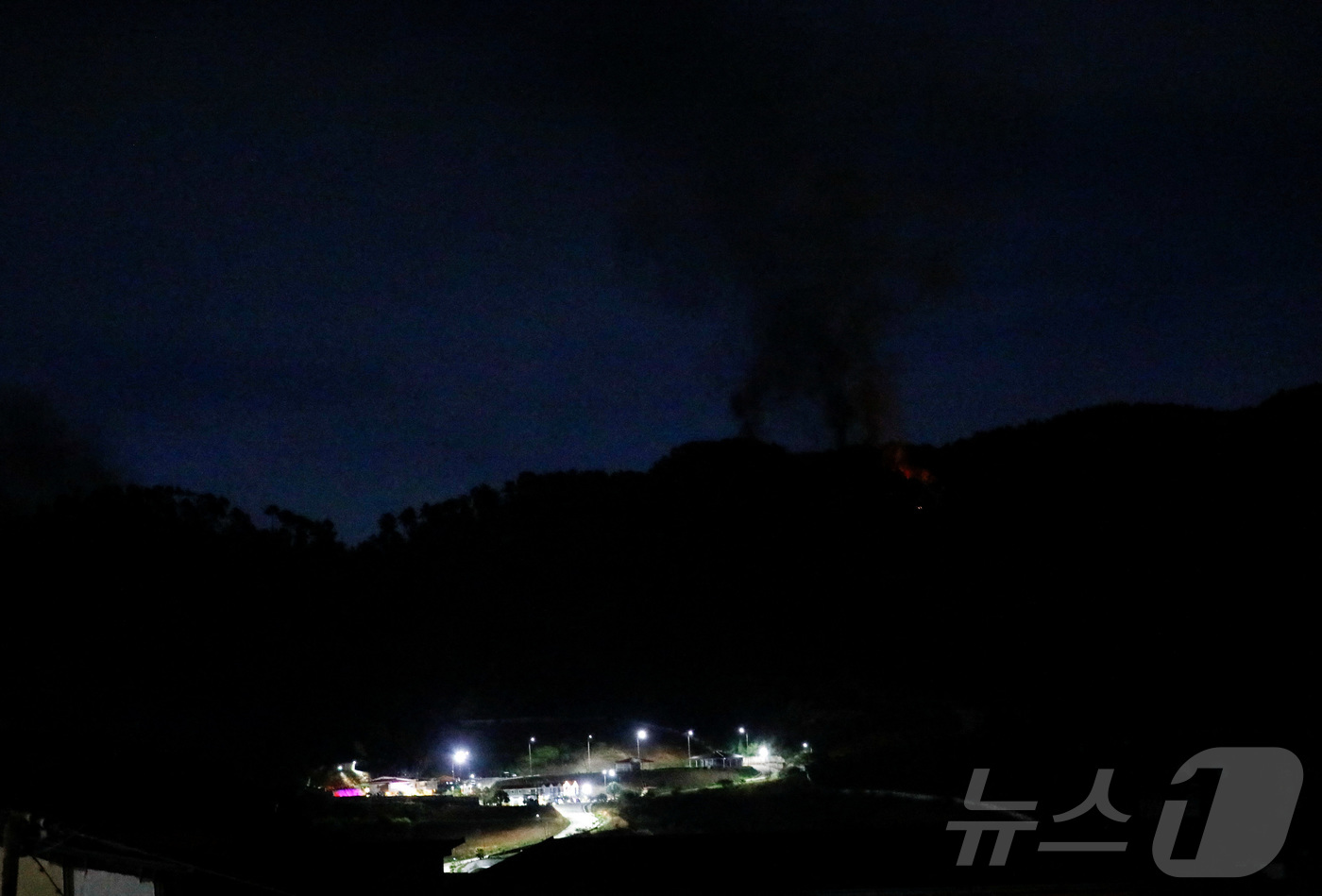 (로이터=뉴스1) = 3일(현지시간) 베네수엘라 수도 카라카스에서 연쇄 폭발이 발생한 이후 군사 지역인 티우나 요새 근처에서 연기가 피어오르고 있다. 2025.1.3ⓒ 로이터=뉴스 …