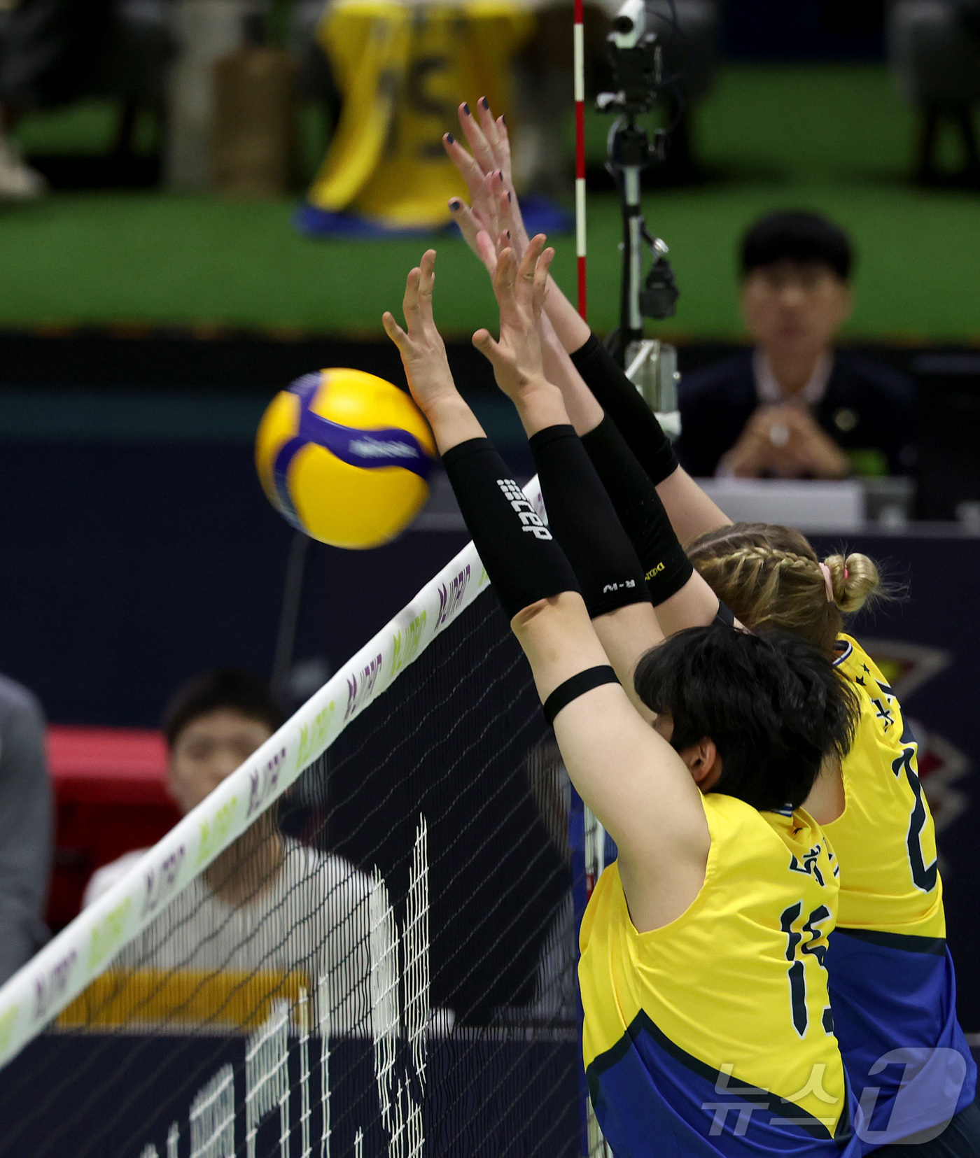 (서울=뉴스1) = 현대건설 카리와 김희진이 3일 수원실내체육관에서 열린 진에어 2025-26 V-리그 프로배구대회 현대건설과 GS칼텍스와의 경기에서 블로킹을 하고 있다. (현대건 …