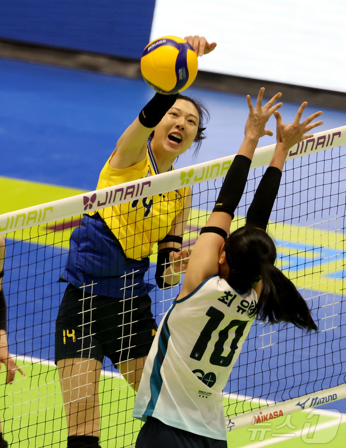 (서울=뉴스1) = 현대건설 양효진이 3일 수원실내체육관에서 열린 진에어 2025-26 V-리그 프로배구대회 현대건설과 GS칼텍스와의 경기에서 공격을 시도하고 있다. (현대건설 배 …