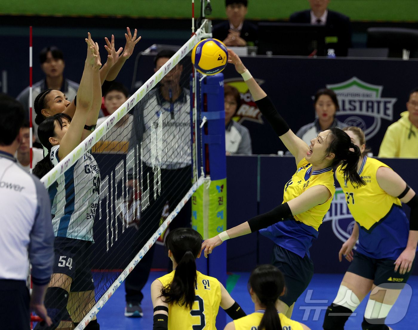 (서울=뉴스1) = 현대건설 양효진이 3일 수원실내체육관에서 열린 진에어 2025-26 V-리그 프로배구대회 현대건설과 GS칼텍스와의 경기에서 공격을 시도하고 있다. (현대건설 배 …