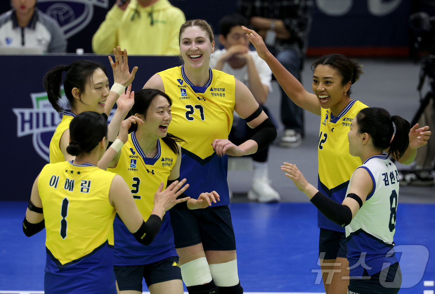 (서울=뉴스1) = 현대건설 선수들이 3일 수원실내체육관에서 열린 진에어 2025-26 V-리그 프로배구대회 현대건설과 GS칼텍스와의 경기에서 환호하고 있다. (현대건설 배구단 제 …
