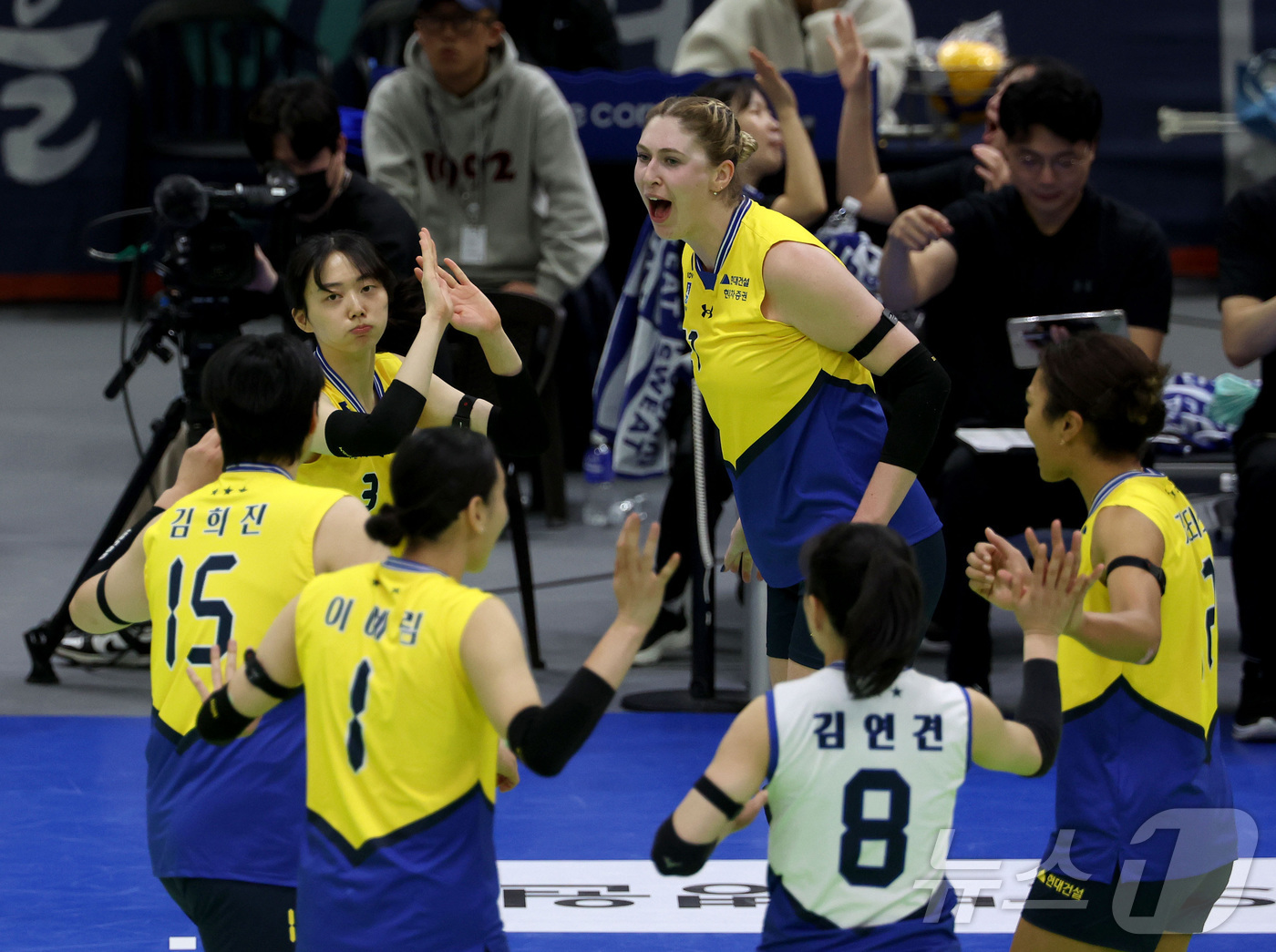 (서울=뉴스1) = 현대건설 카리와 선수들이 3일 수원실내체육관에서 열린 진에어 2025-26 V-리그 프로배구대회 현대건설과 GS칼텍스와의 경기에서 환호하고 있다. (현대건설 배 …