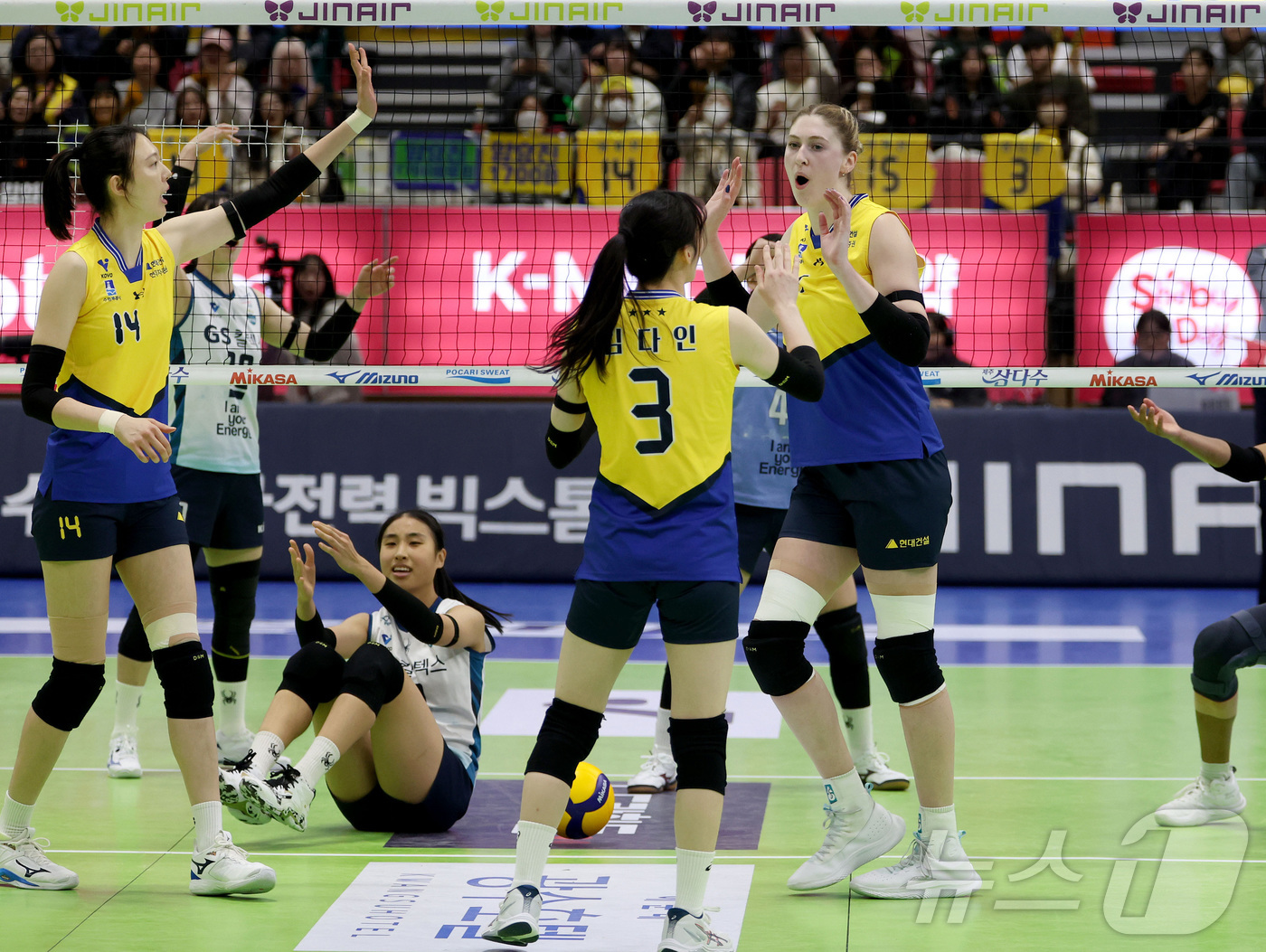 (서울=뉴스1) = 현대건설 카리와 선수들이 3일 수원실내체육관에서 열린 진에어 2025-26 V-리그 프로배구대회 현대건설과 GS칼텍스와의 경기에서 환호하고 있다. (현대건설 배 …