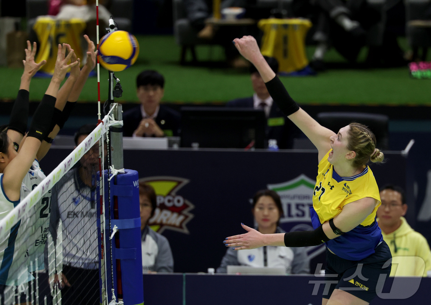 (서울=뉴스1) = 현대건설 카리가 3일 수원실내체육관에서 열린 진에어 2025-26 V-리그 프로배구대회 현대건설과 GS칼텍스와의 경기에서 스파이크를 하고 있다. (현대건설 배구 …