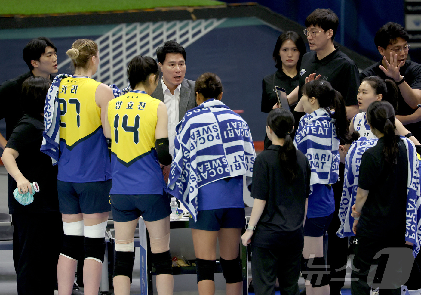 (서울=뉴스1) = 현대건설 강성형 감독이 3일 수원실내체육관에서 열린 진에어 2025-26 V-리그 프로배구대회 현대건설과 GS칼텍스와의 경기에서 선수들에게 작전 지시를 하고 있 …