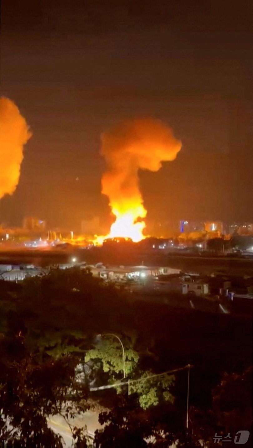 본문 이미지 - 3일(현지시간) 베네수엘라 수도 카라카스에서 연쇄 폭발이 발생한 이후 군사 지역인 티우나 요새 근처에서 연기가 피어오르고 있다. 2025.1.3 ⓒ 로이터=뉴스1 ⓒ News1 김성진 기자