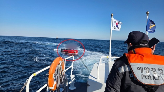 동해해경, 대진항 해상서 기관고장 모터보트 탑승자 2명 안전 구조
