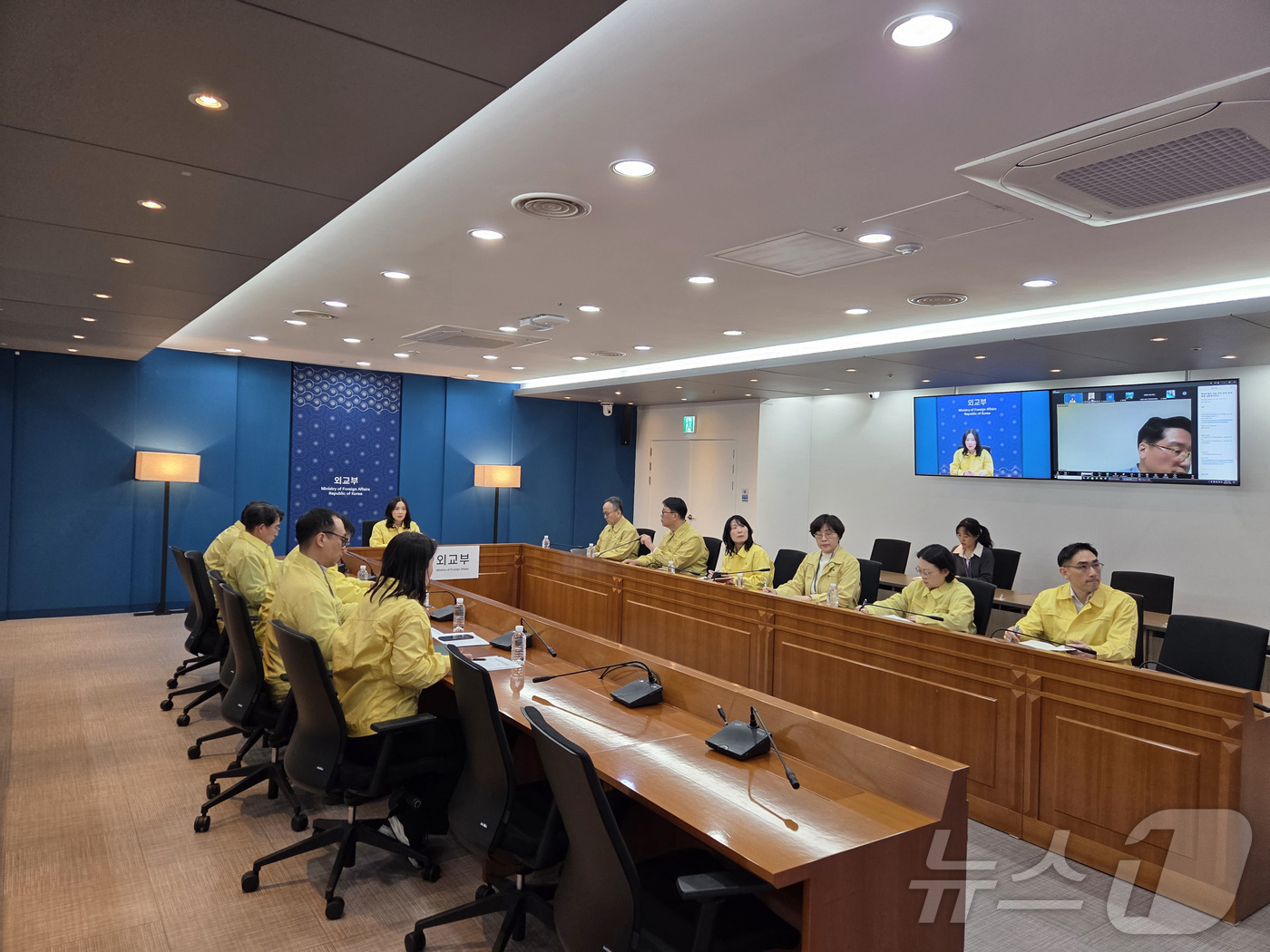 (서울=뉴스1) = 김진아 외교부 2차관이 3일 서울 종로구 외교부 청사에서 미국의 베네수엘라 공습 관련 베네수엘라 내 우리 국민 안전대책 점검회의를 주재하고 있다. (외교부 제공 …