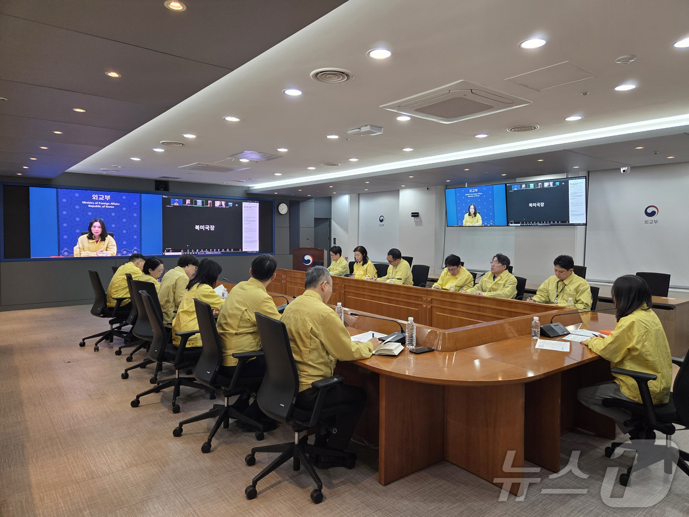 (서울=뉴스1) = 김진아 외교부 2차관이 3일 서울 종로구 외교부 청사에서 미국의 베네수엘라 공습 관련 베네수엘라 내 우리 국민 안전대책 점검회의를 주재하고 있다. (외교부 제공 …