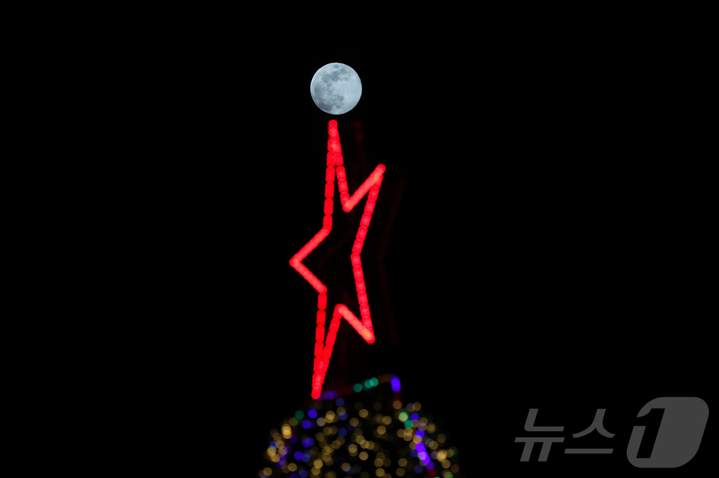 (서울=뉴스1) = 3일 경남 함양군 상림공원에서 바라본 하늘에 올해 가장 크고 밝은 첫 슈퍼문이 환하게 빛나고 있다. (함양군 제공. 재판매 및 DB금지) 2026.1.3/뉴스1 …