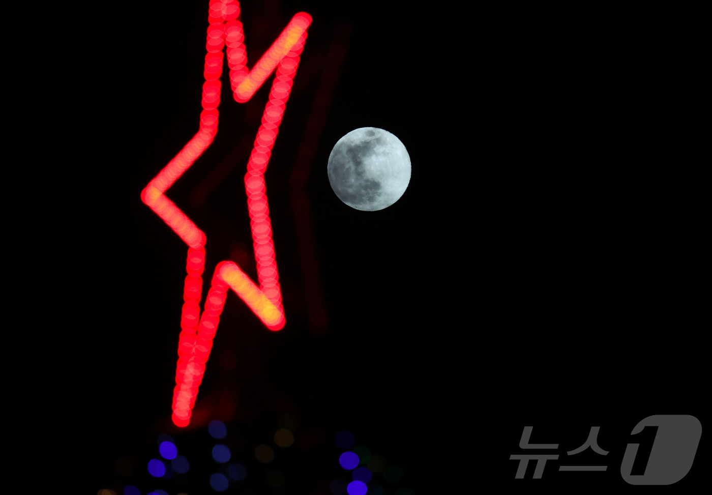 (서울=뉴스1) = 3일 경남 함양군 상림공원에서 바라본 하늘에 올해 가장 크고 밝은 첫 슈퍼문이 환하게 빛나고 있다. (함양군 제공. 재판매 및 DB금지) 2026.1.3/뉴스1 …