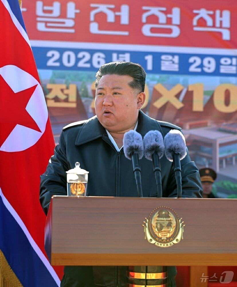 본문 이미지 - (평양 노동신문=뉴스1) = 북한 노동당 기관지 노동신문은 30일 "새년도 지방발전 정책 대상 건설의 시발로 되는 성대한 착공식이 1월 29일 은률군에서 진행됐다"며 "경애하는 김정은 동지께서 착공식에 참석하시였다"라고 보도했다. [국내에서만 사용가능. 재배포 금지. DB 금지. For Use Only in the Republic of Korea. Redistribution Prohibited] rodongphoto@news1.kr