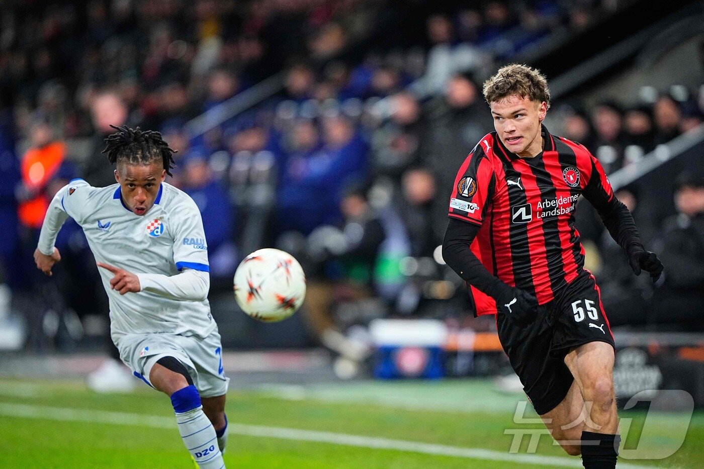 본문 이미지 - 미트윌란은 30일(한국시간) 열린 2025-26 UEFA 유로파리그 리그 페이즈 디나모 자그레브전에서 2-0으로 이겨 16강 직행 티켓을 획득했다. ⓒ AFP=뉴스1