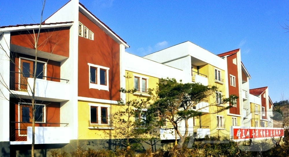 (평양 노동신문=뉴스1) = 북한 노동당 기관지 노동신문은 30일 신천군 복우농장, 봉천군 석사농장에 새집들이 경사가 났다고 보도했다. [국내에서만 사용가능. 재배포 금지. DB …