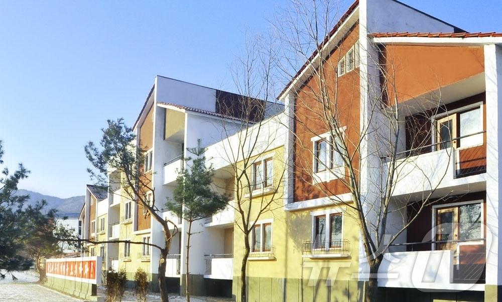 (평양 노동신문=뉴스1) = 북한 노동당 기관지 노동신문은 30일 신천군 복우농장, 봉천군 석사농장에 새집들이 경사가 났다고 보도했다. [국내에서만 사용가능. 재배포 금지. DB …