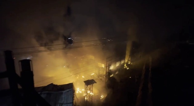 김해 비철금속 공장 화재 13시간째…건물·소방차 2대 전소