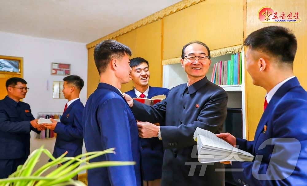 (평양 노동신문=뉴스1) = 북한 노동당 기관지 노동신문은 30일 평양출판인쇄대학 간부들이 학생들이 있는 기숙사를 자주 방문하며 이들의 생활을 세심히 보살피고 있다고 선전했다. [ …