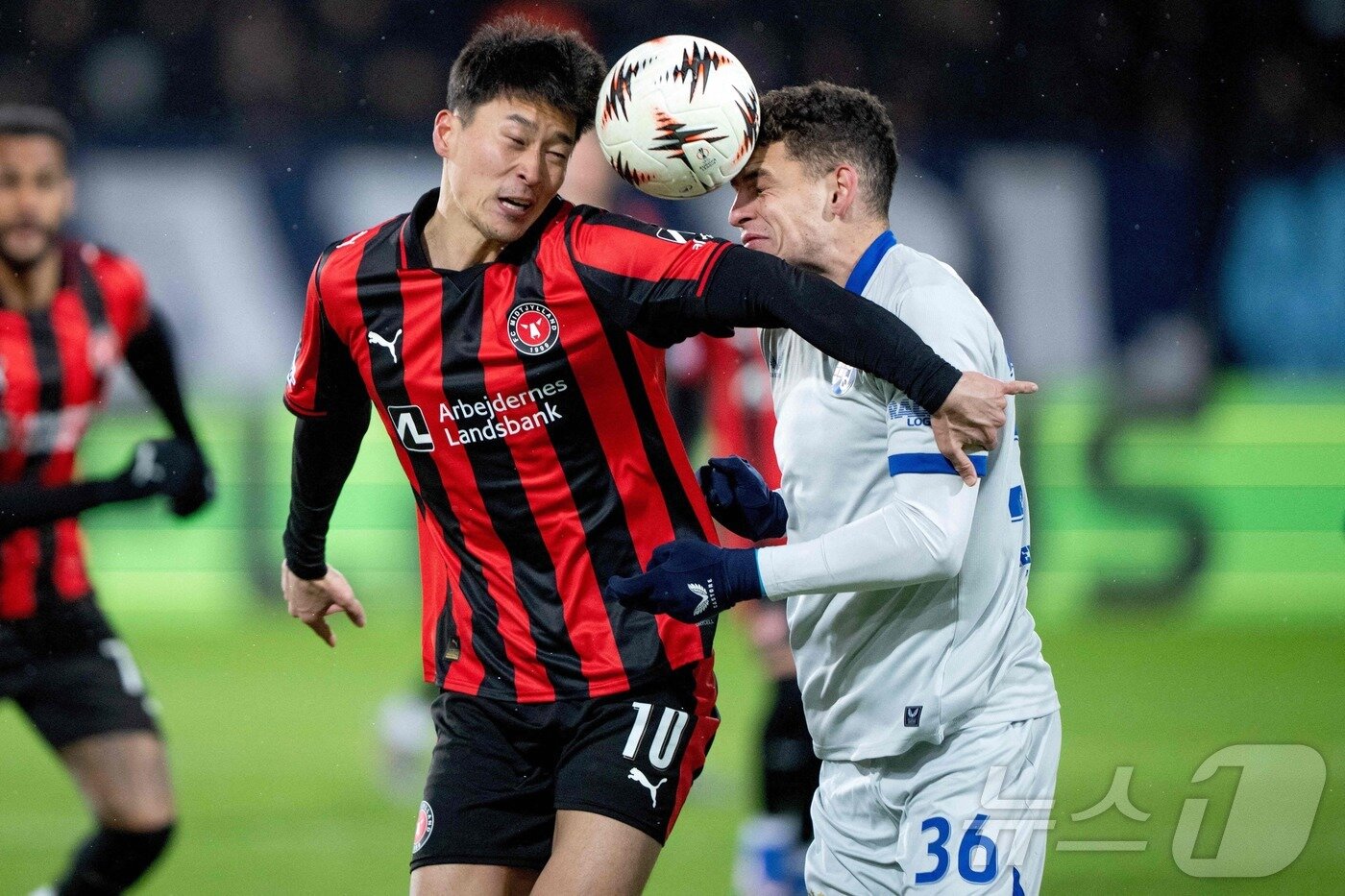 본문 이미지 - 미트윌란 공격수 조규성(왼쪽)은 팀의 2025-26 UEFA 유로파리그 16강 직행에 힘을 보탰다. ⓒ AFP=뉴스1