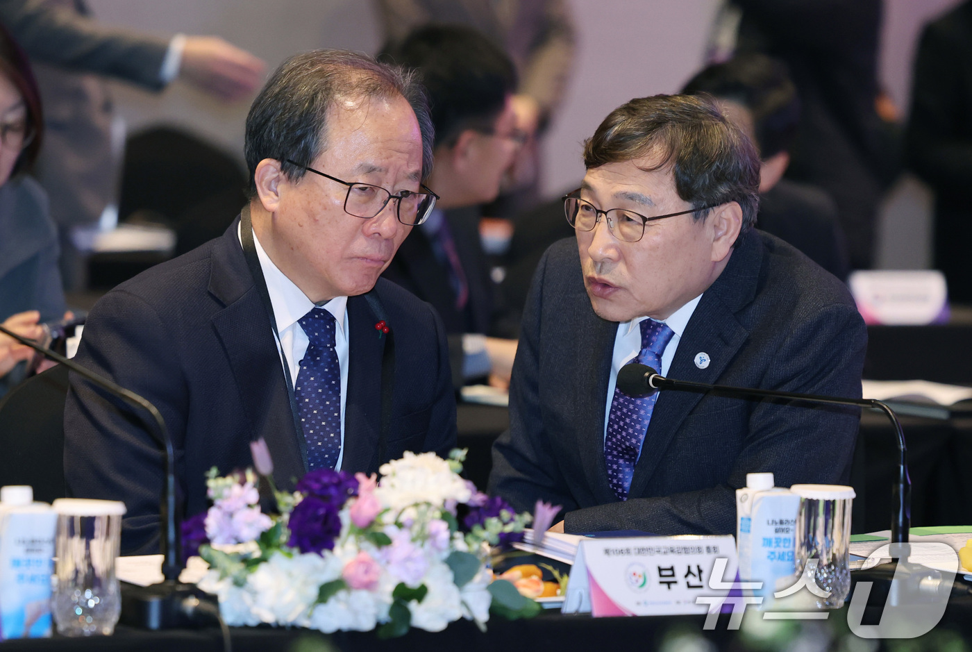 (서울=뉴스1) = 정근식 서울시교육감(오른쪽)과 김석준 부산시교육감이 지난 29일 오후 경기도 성남시 더블트리바이힐튼호텔에서 열린 제106회 대한민국시도교육감협의회 총회에서 대화 …