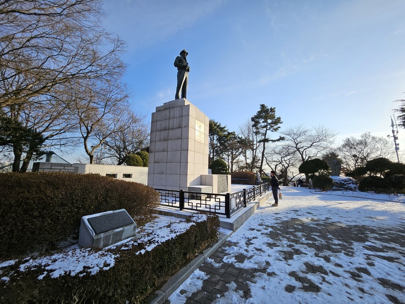 본문 이미지 - 맥아더 장군 동상 전체샷_3MP_기단 3M_19570915 (아트&미디어랩 제공)