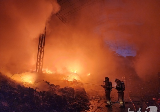 단양 폐기물업체 화재 이틀재 진화작업…폐기물 140톤 불타