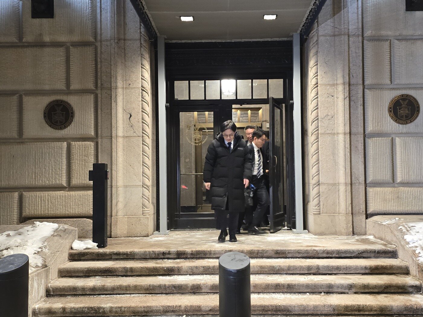 본문 이미지 - 김정관 산업통상부 장관이 29일 워싱턴 상무부 청사에서 나오는 장면 ⓒ 뉴스1 